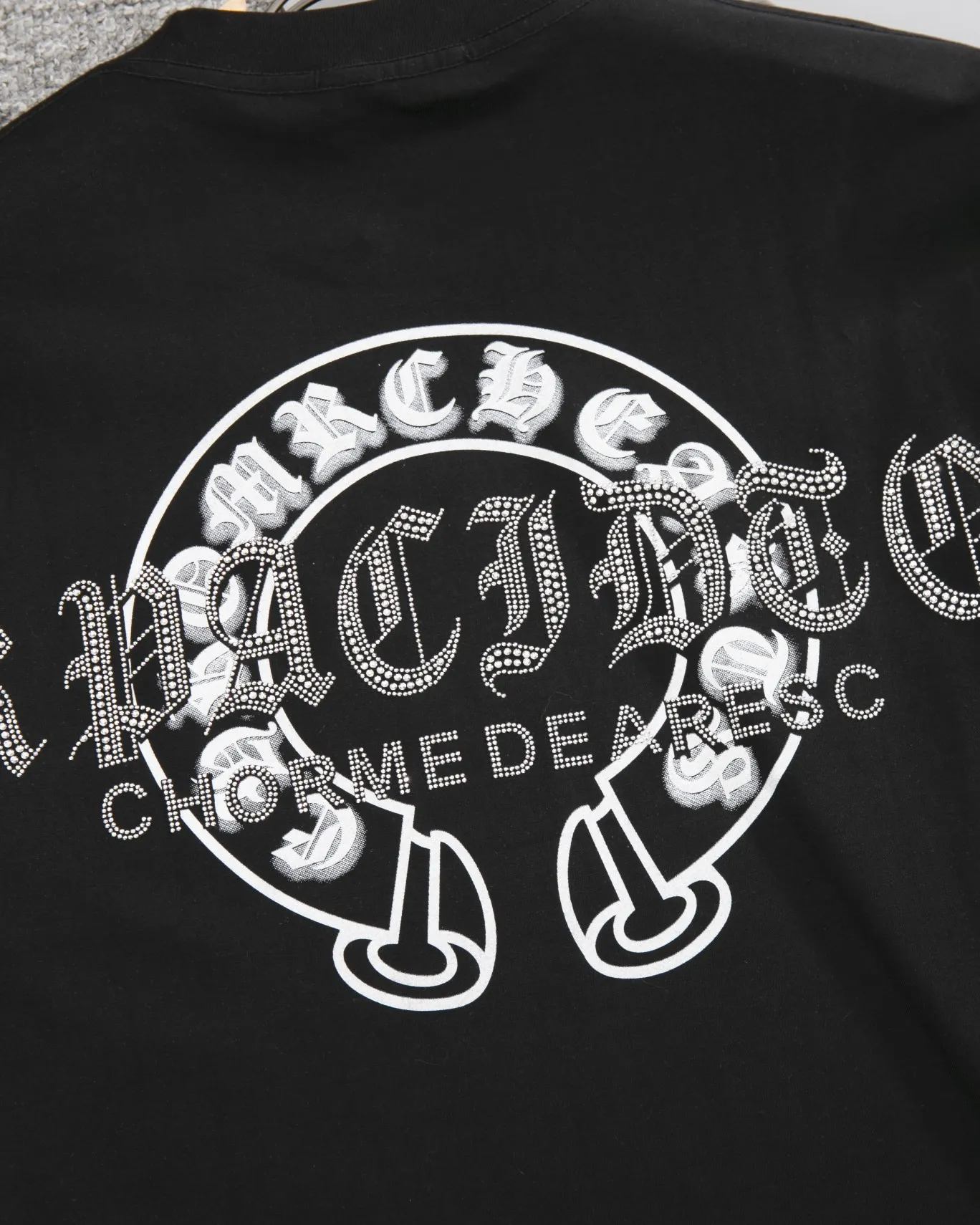 P190 CHROME HEARTS hot-drilled short-sleeved T-shirt. The front and rear panels are marked with high-end hot-drilled flower craftsmanship. The fabric is comfortable and soft, and the high-end washing water is used. The ribs are customized and dyed in the same cylinder. Three standards are complete, the official website is synchronized, and the original mold is opened. The same style for men and women. It is also a practical item that is necessary for daily use. Color: Black White Pink Size: S M L XL